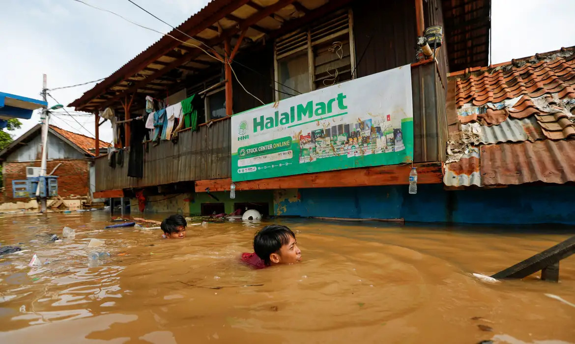 Mortes por enchentes na Ilha de Sumatra ultrapassam 900