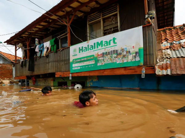 Mortes por enchentes na Ilha de Sumatra ultrapassam 900