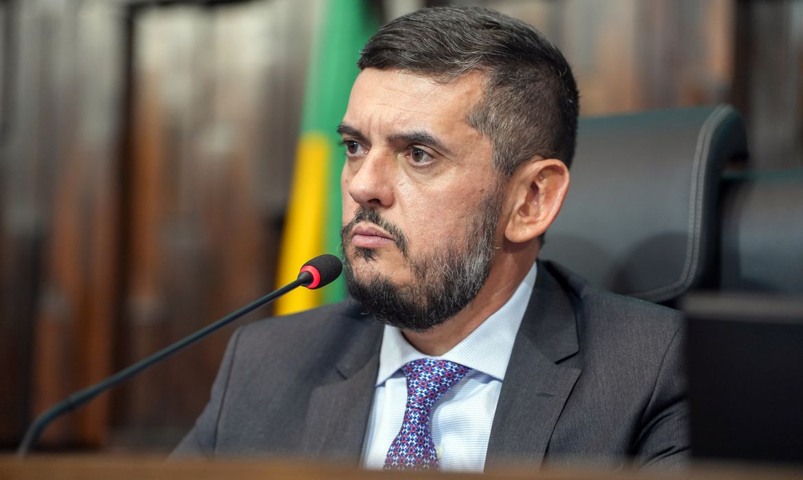 Alerj decide revogar a prisão preventiva do deputado Rodrigo Bacellar