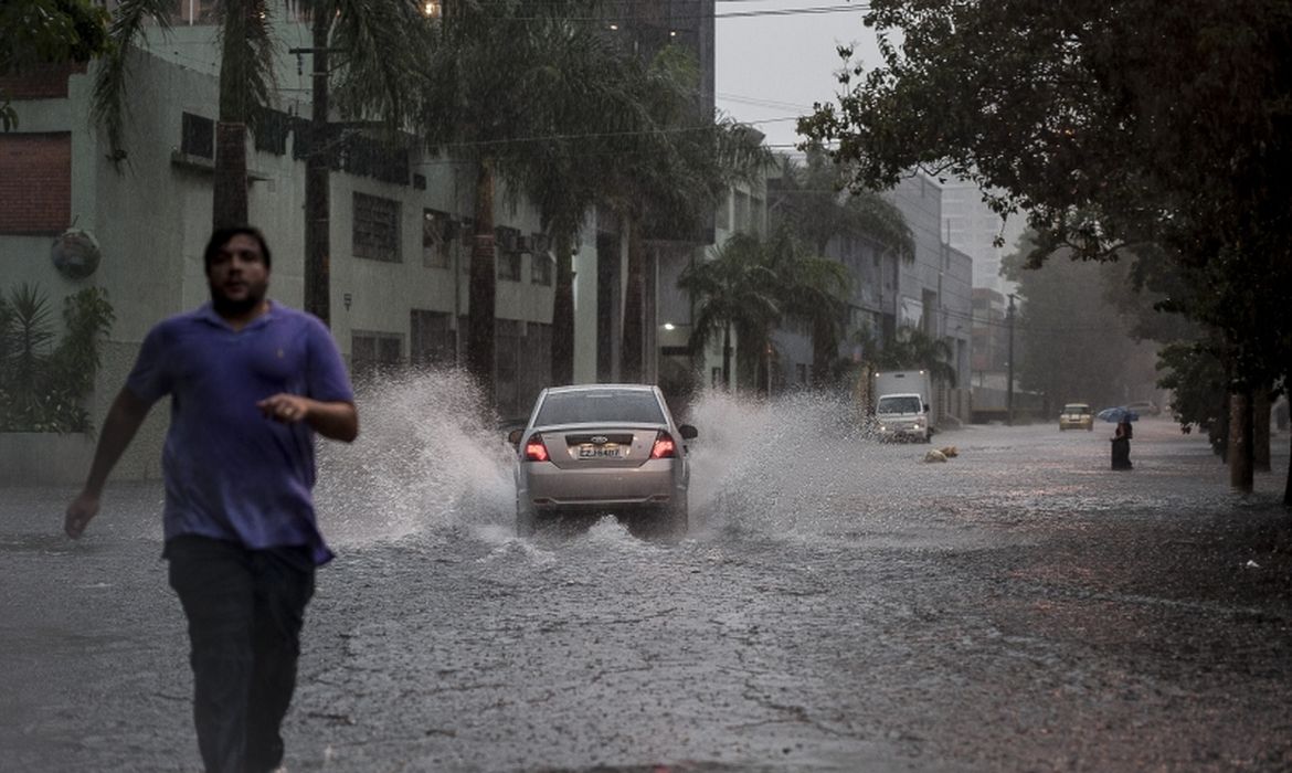 Capital paulista entra em estado de atenção com chuva e alagamento