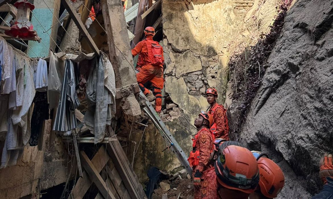 Bombeiros resgatam 17 pessoas de casarão que desabou no Rio