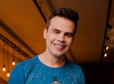 O cantor Danilo Dyba sobe ao palco em frente &agrave; Igreja Matriz com momento especial de gratid&atilde;o. 