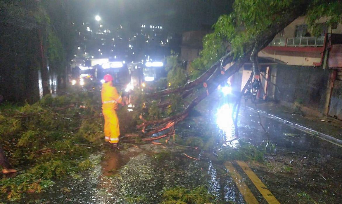 Ciclone deixa 2 milhões de clientes sem energia em São Paulo