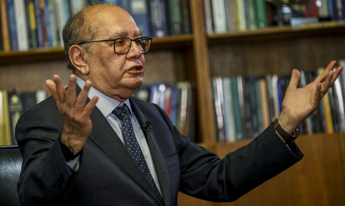Gilmar Mendes suspende parte de decisão sobre impeachment de ministros