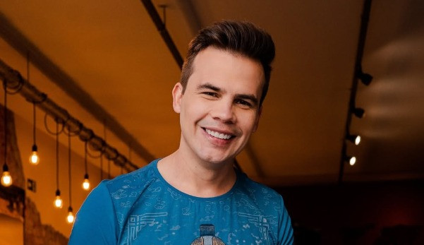 O cantor Danilo Dyba sobe ao palco em frente à Igreja Matriz com momento especial de gratidão. 