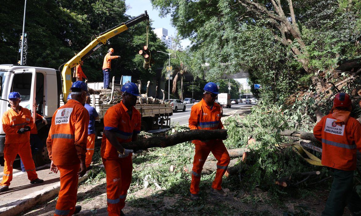 Há dois dias sem luz, moradores de São Paulo se adaptam e protestam