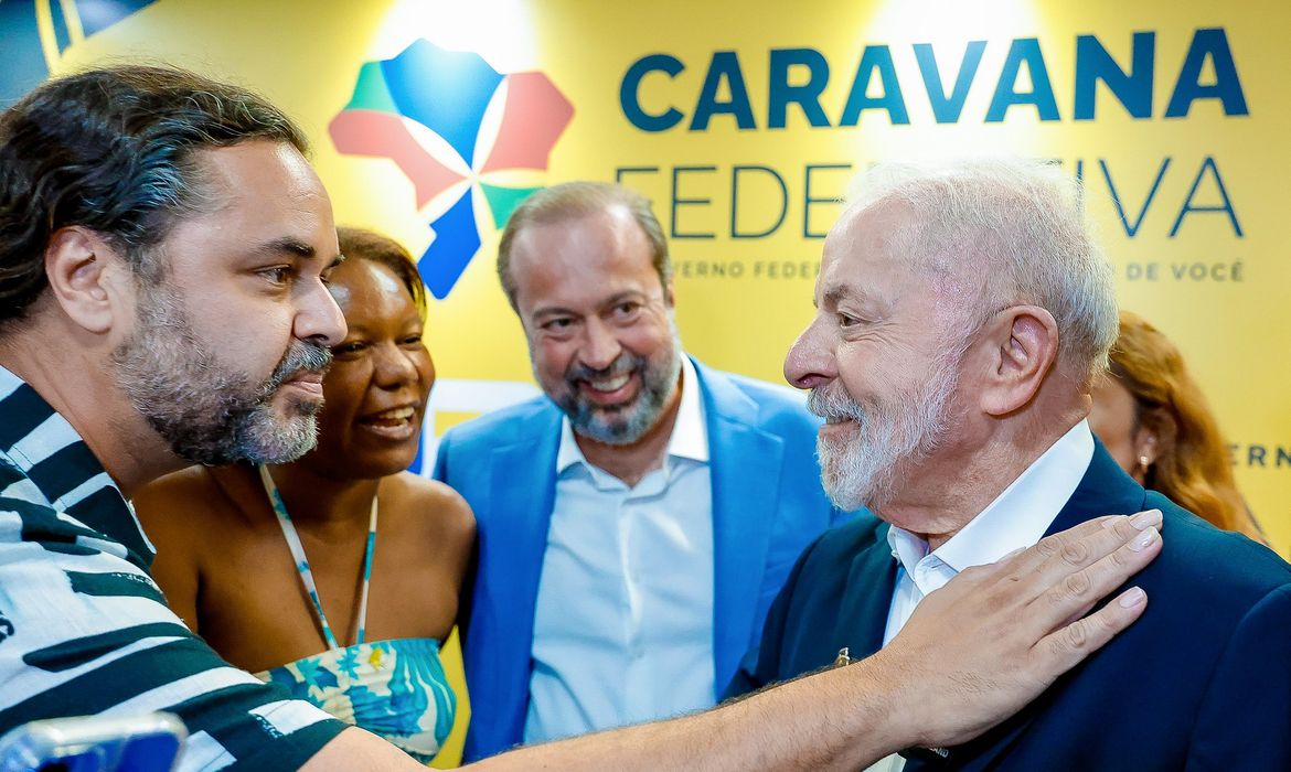 Estado tem que chegar aos mais pobres, diz Lula em evento em MG