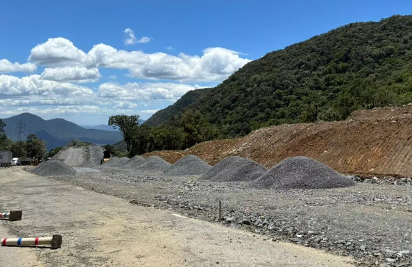 Bloqueio ocorreu durante o dia como parte das obras de implantação das duas áreas de escape previstas na SC-418