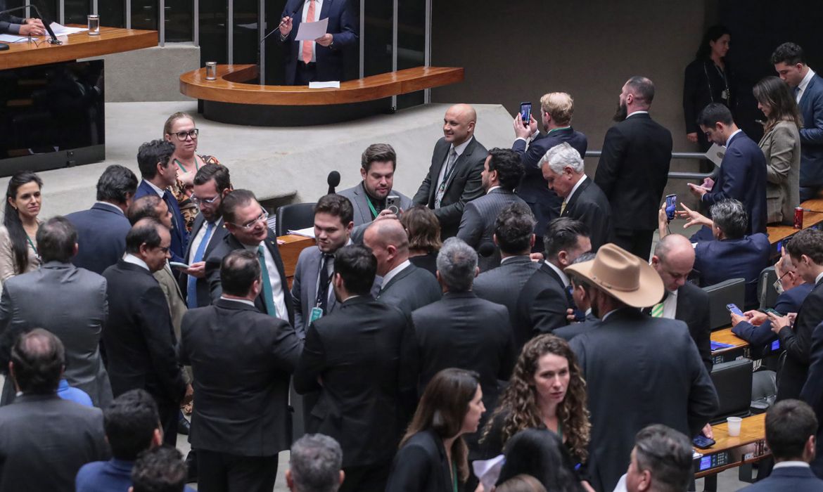 PL da Dosimetria beneficia criminosos comuns, dizem especialistas 