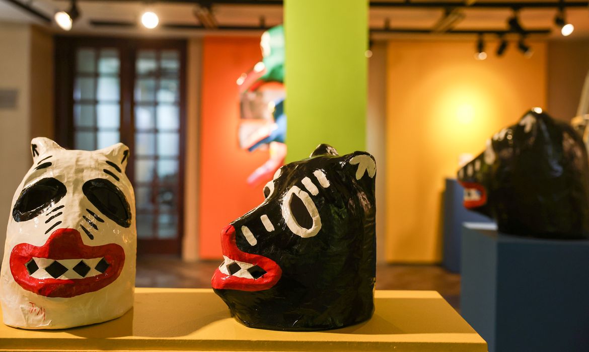 Tradição dos Julies na produção de máscaras de Olinda chega ao Rio