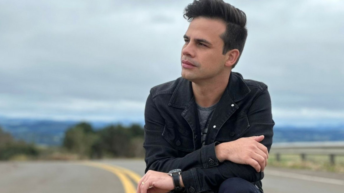 Natural de Canoinhas, o artista ressalta o vínculo com a cidade onde iniciou sua trajetória.