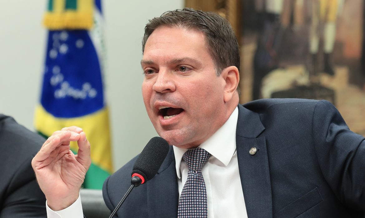 Moraes pede aos Estados Unidos extradição de Ramagem 