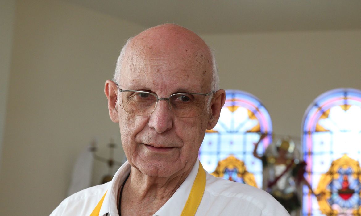 Igreja manda padre Júlio deixar de transmitir missas na internet