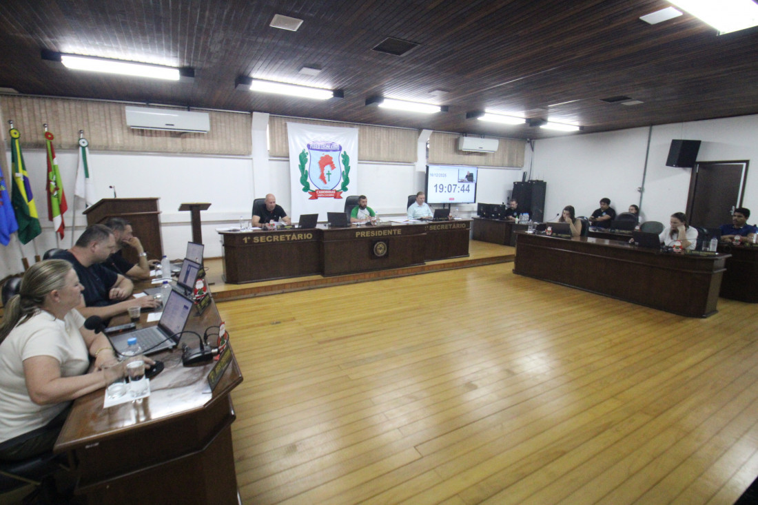 Sessão final do período legislativo aborda limpeza de bueiros, drenagem e obras no interior.