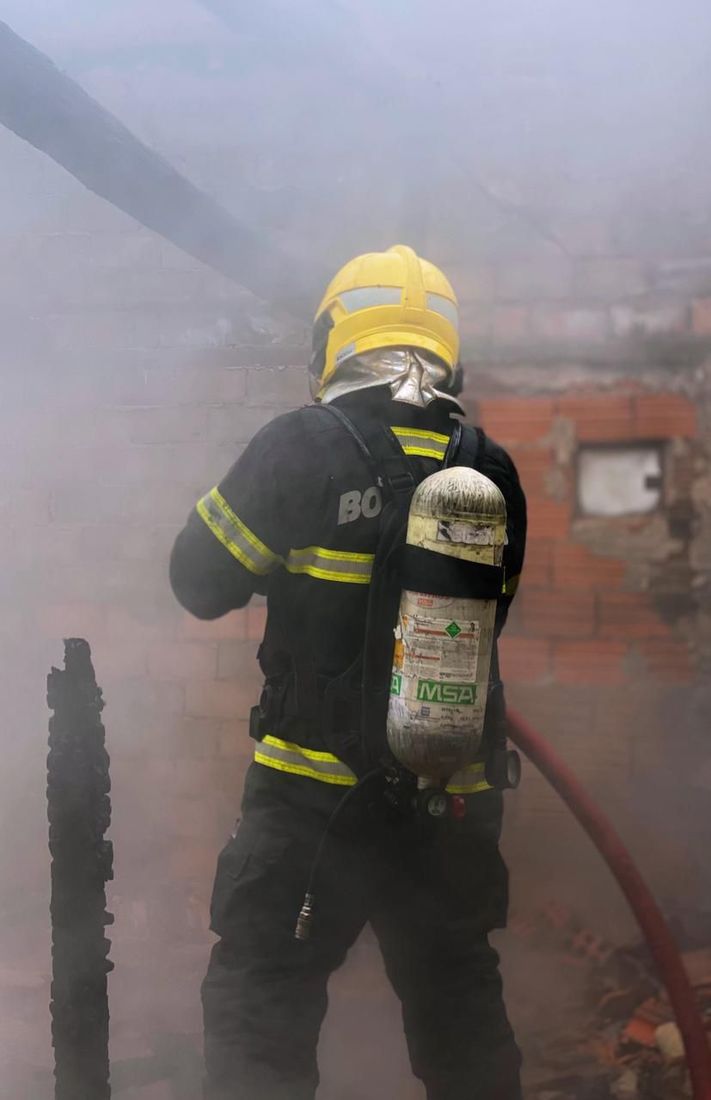 A&ccedil;&atilde;o r&aacute;pida dos bombeiros evitou que o fogo atingisse estruturas vizinhas