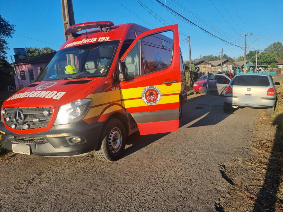 A vítima foi encontrada consciente e orientada, sentada à lateral da via pública, sendo amparada por familiares e populares.