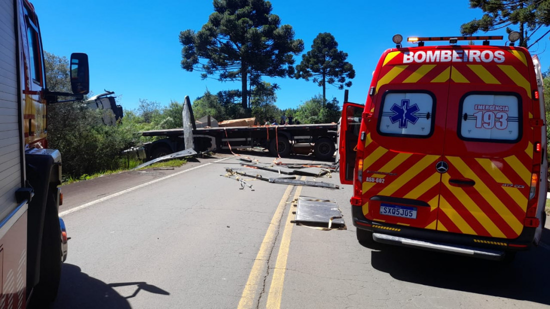 O Corpo de Bombeiros foi acionado para atender a ocorrência e, ao chegar ao local, confirmou que se tratava de um cavalo mecânico Mercedes com reboque carregado.