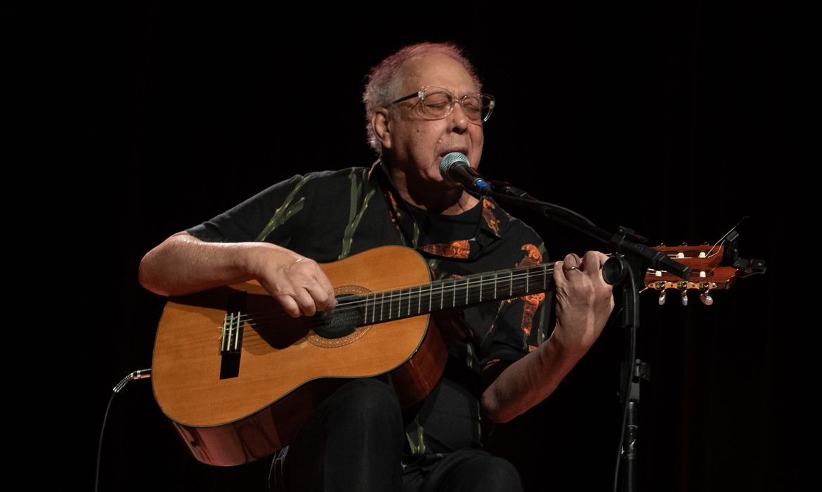 TV Brasil reexibe show no Cena Musical em homenagem a Jards Macalé