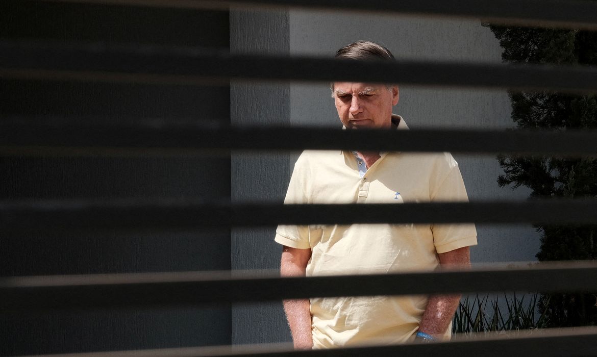 Bolsonaro inicia reabilitação pós-operatória 