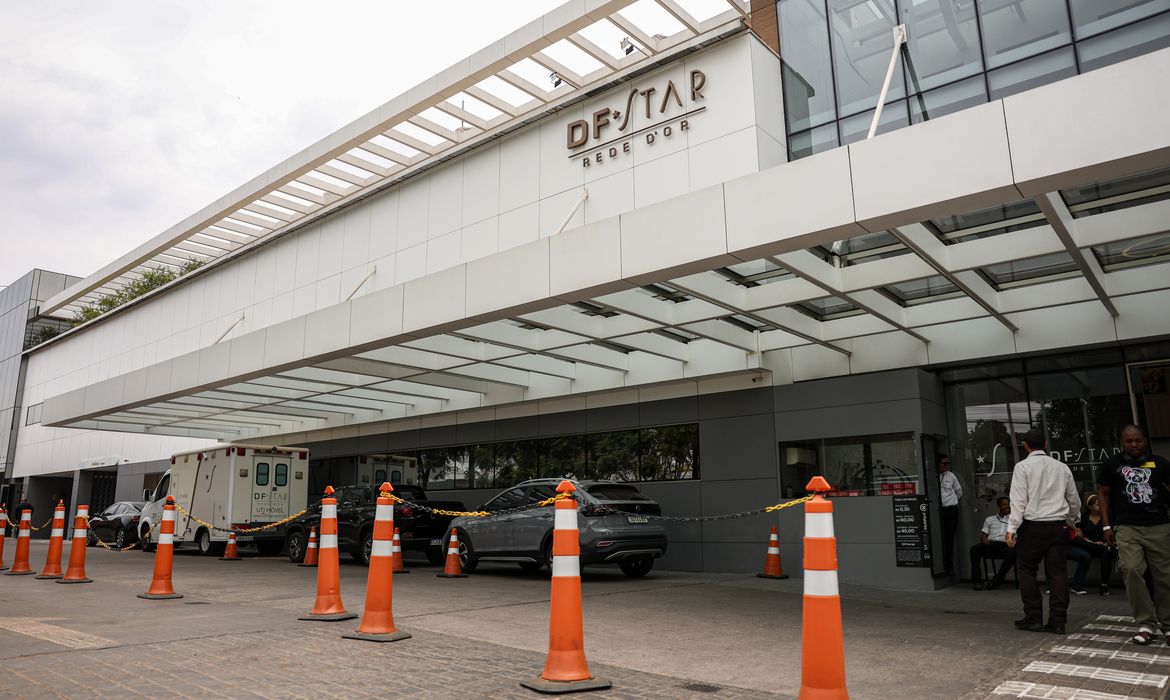 Bolsonaro passa por cirurgia após crise de soluço 