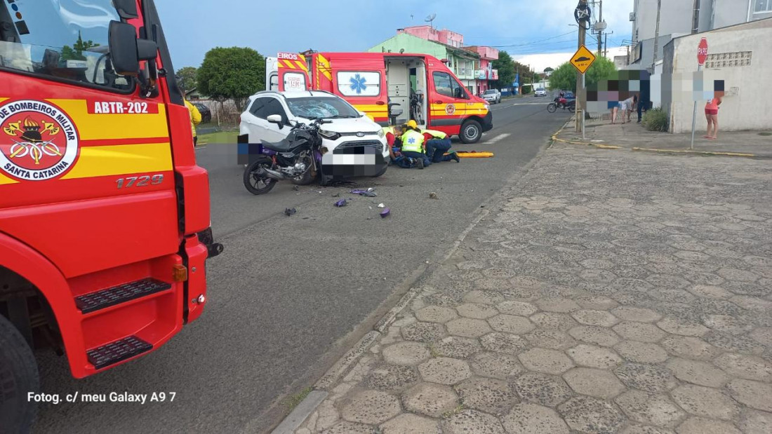 Motocicleta ficou presa à parte frontal do automóvel devido à força do impacto.