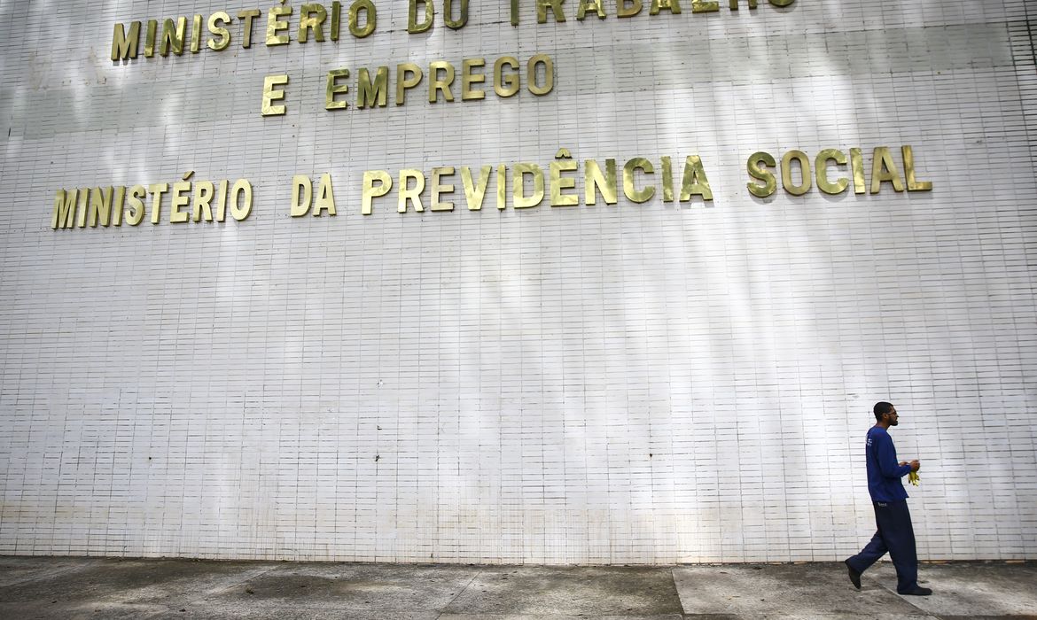 Brasil cria 85,8 mil vagas de trabalho em novembro
