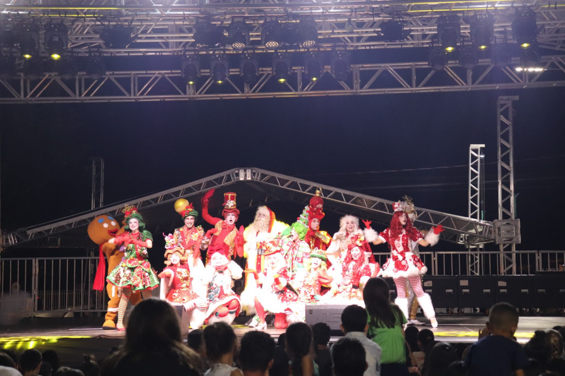 A música e a imaginação no ar contagiaram todos, proporcionando sorrisos e descobertas às crianças, que são o maior presente do Natal.