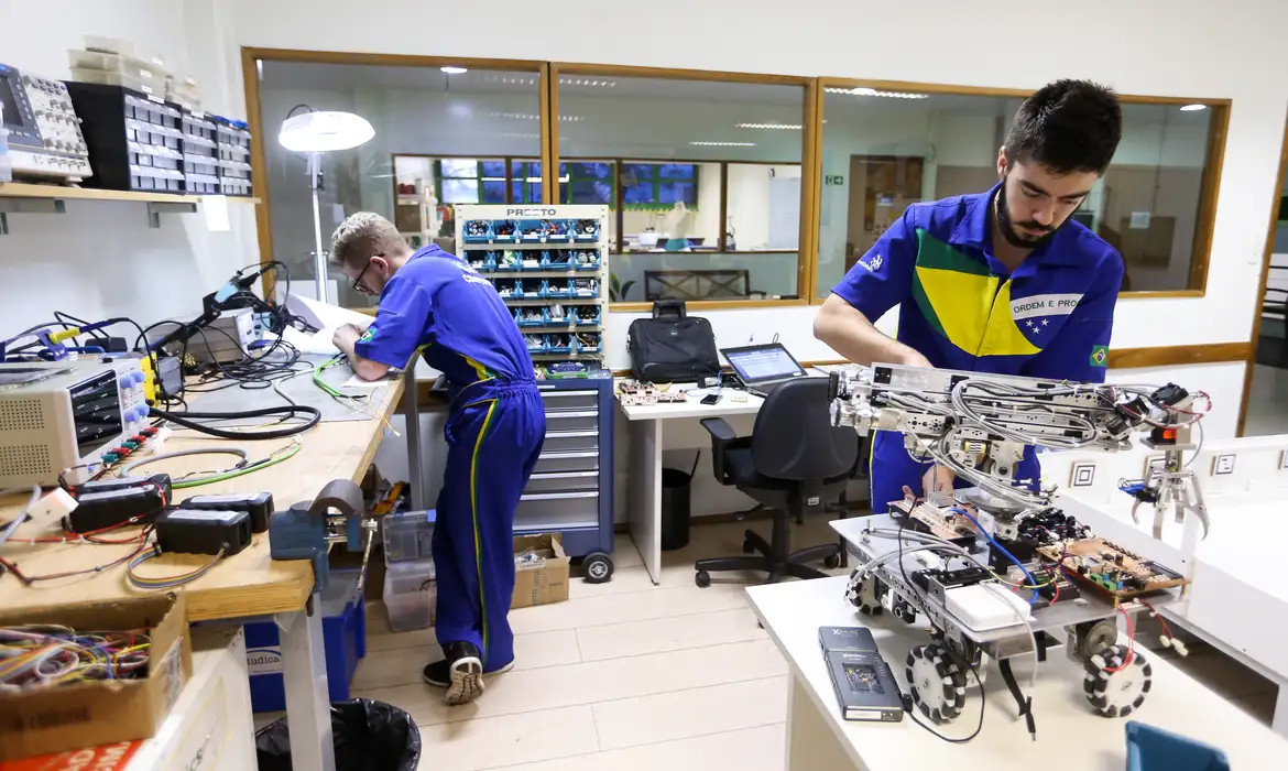 MEC regulamenta programa que fortalece formação profissional