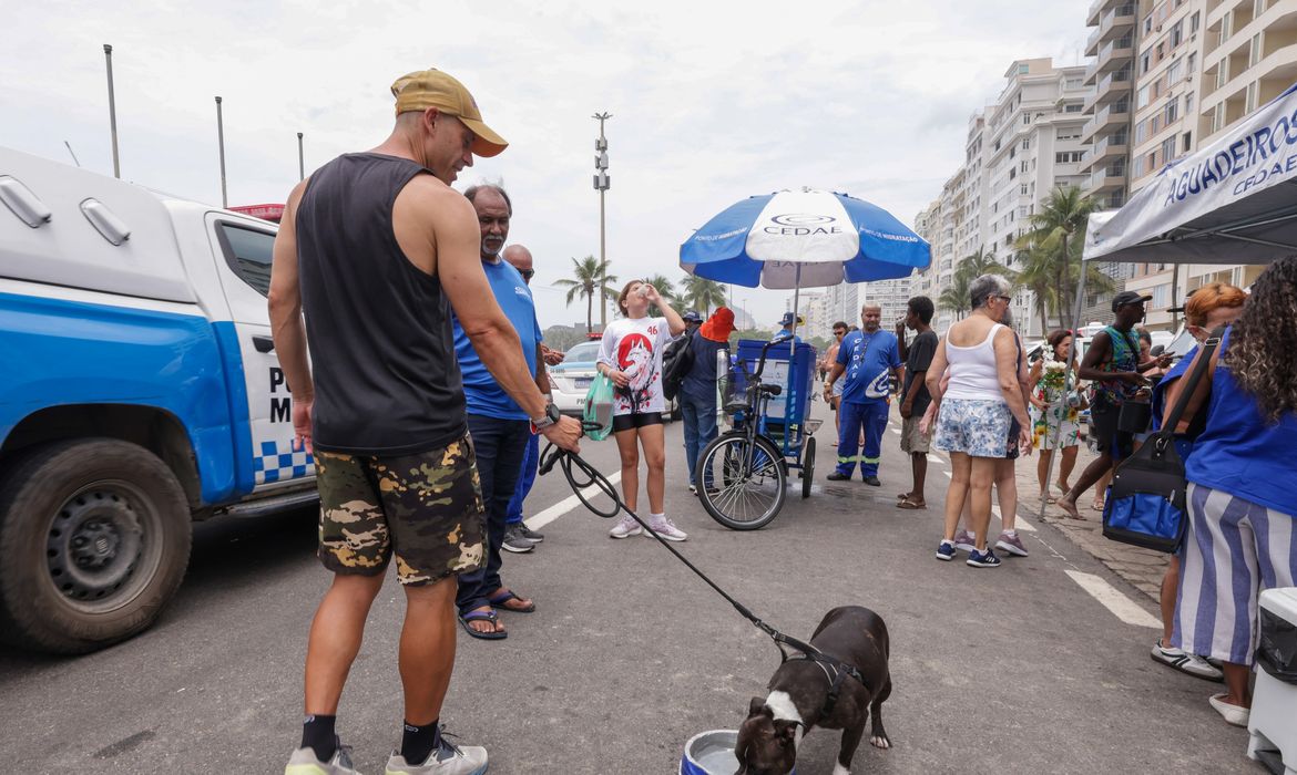 Cedae distribui água para hidratação no Rio 