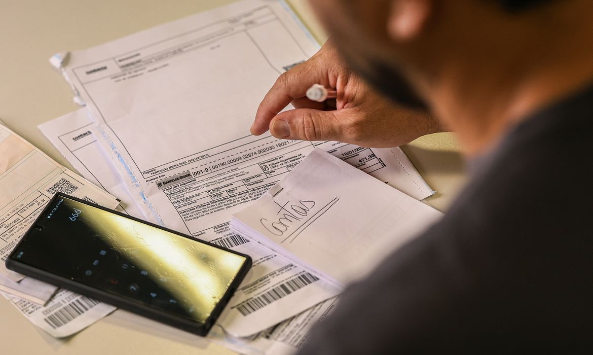 Salário mínimo de R$ 1.621 começa a valer nesta quinta-feira