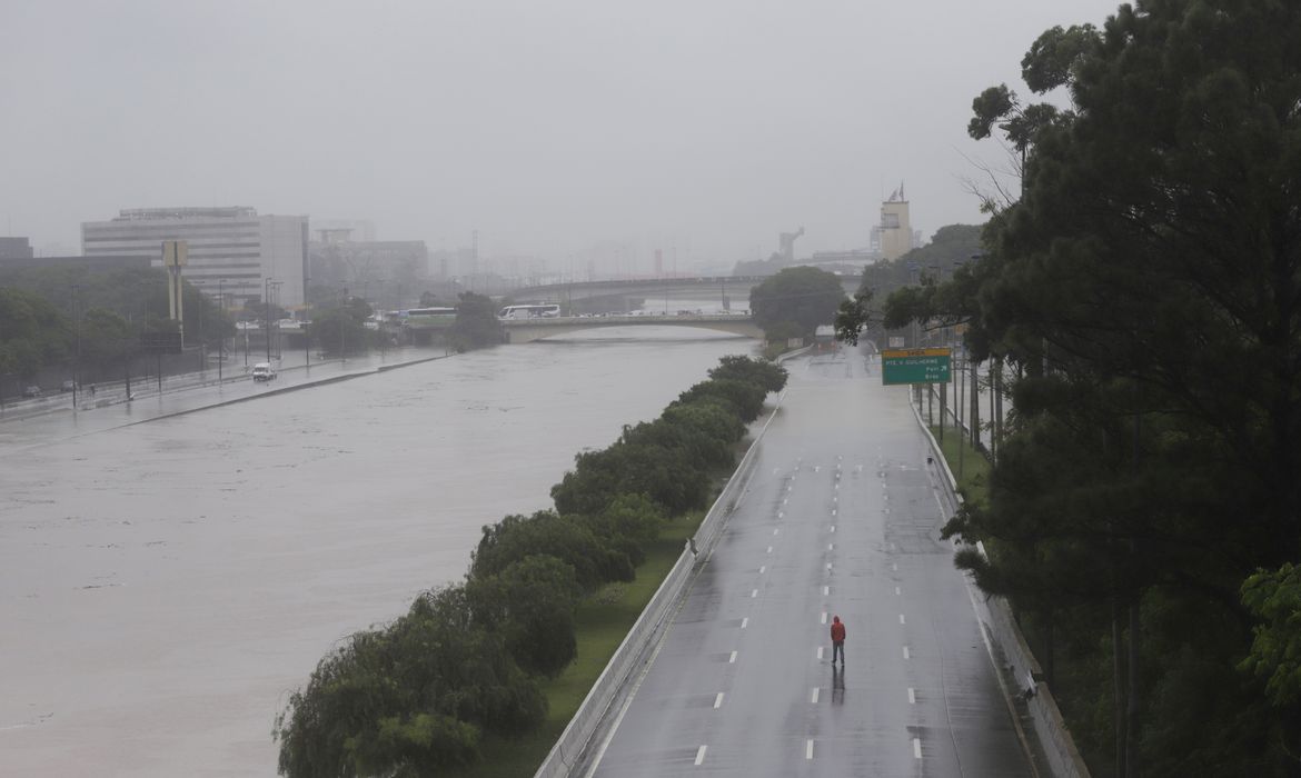 Defesa Civil de SP alerta para chuva intensa nos primeiros dias do ano