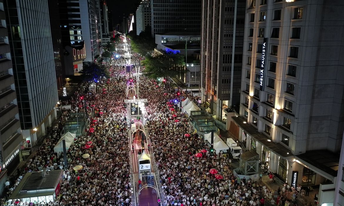 Rréveillon na Avenida Paulista teve música e fogos silenciosos
