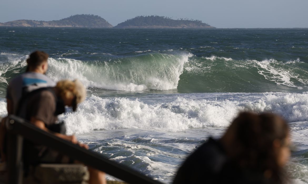 Defesa Civil confirma manutenÃ§Ã£o do alerta de ressaca em praias do Rio