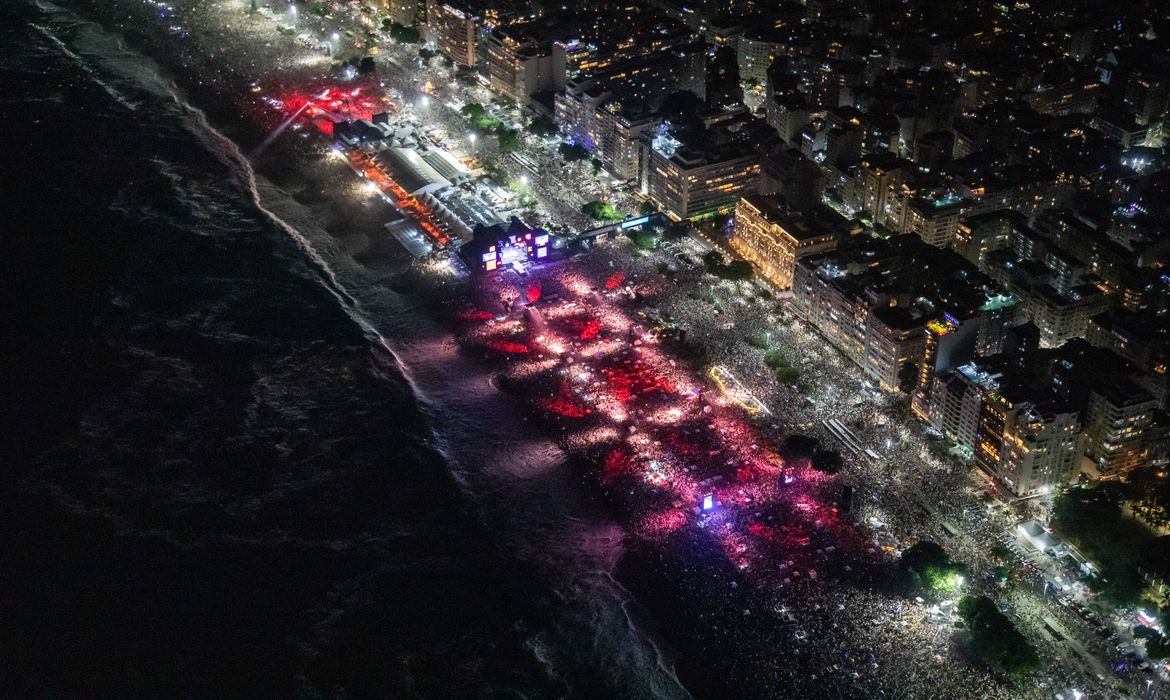 Comlurb recolhe 1,2 toneladas de lixo das praias do Rio no réveillon