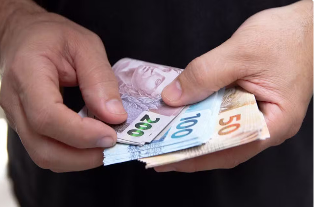 Salário mínimo sobe para R$ 1.621 em 2026