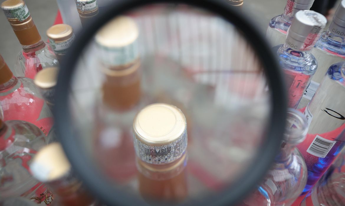 Polícia faz operação em adega suspeita de vender bebida adulterada