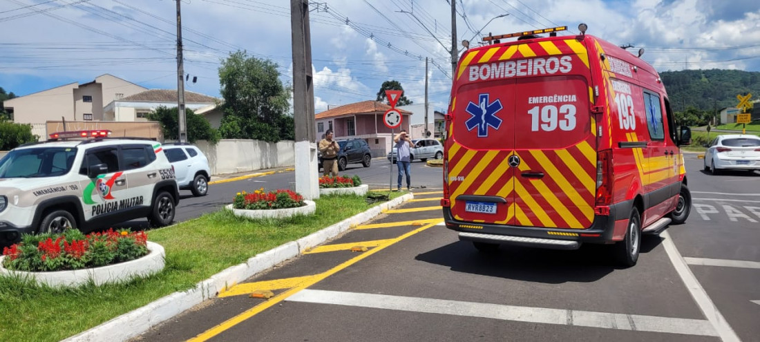 Colisão:  Avenida dos Ferroviários, Bairro Cidade Nova. Porto União SC.