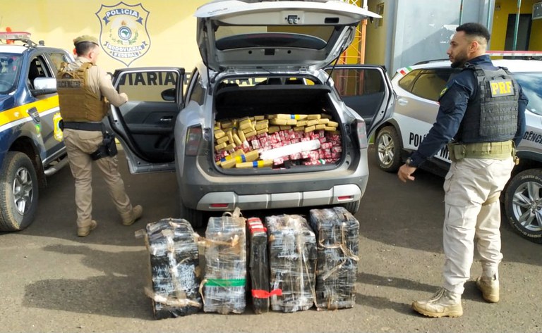 Os policiais encontraram centenas de tabletes de maconha, que totalizaram 529 quilos.