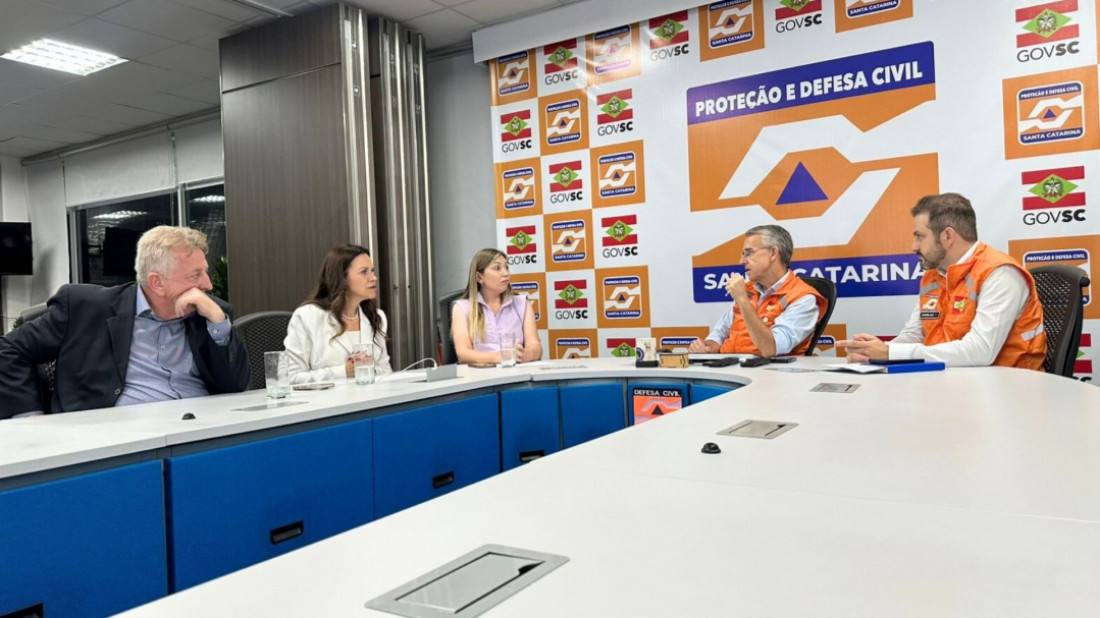 O desassoreamento é a remoção de sedimentos (areia, lodo, terra, lixo) do fundo do rio para restaurar sua profundidade