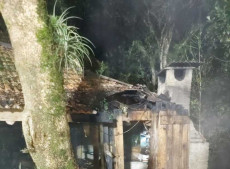 Quiosque de Madeira &eacute; Consumido por Inc&ecirc;ndio