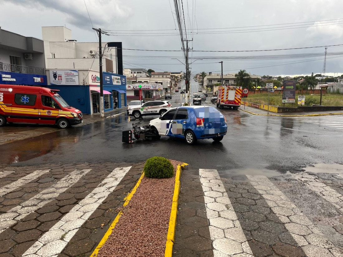 No local, foi confirmada a colisão lateral envolvendo um automóvel e uma motocicleta.