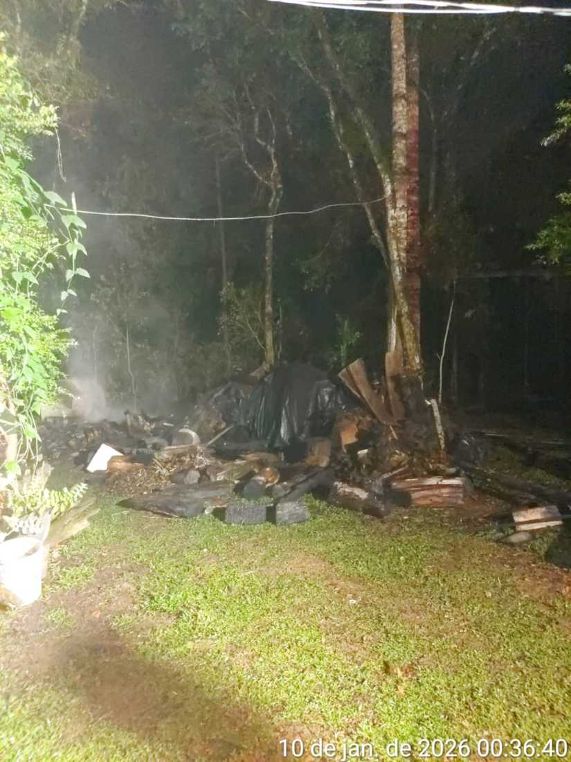 Quiosque de Madeira &eacute; Consumido por Inc&ecirc;ndio