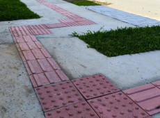 As cal&ccedil;adas est&atilde;o divididas em tr&ecirc;s faixas: de servi&ccedil;o, de circula&ccedil;&atilde;o e de acesso. 