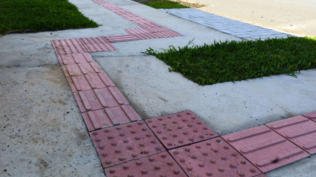 As calçadas estão divididas em três faixas: de serviço, de circulação e de acesso. 