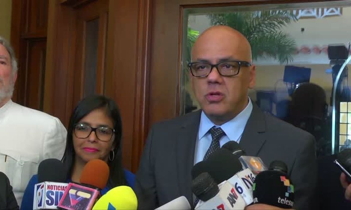 Venezuela diz que já libertou 400 presos; oposição e ONGs contestam