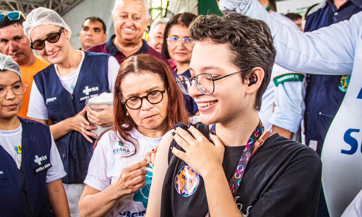 Cidades do CE e MG iniciam vacinação contra dengue com dose única