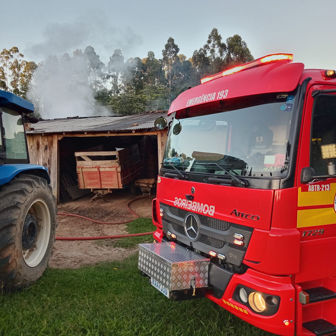 Chamas atingiram estufa de secagem de tabaco na madrugada desta terça-feira