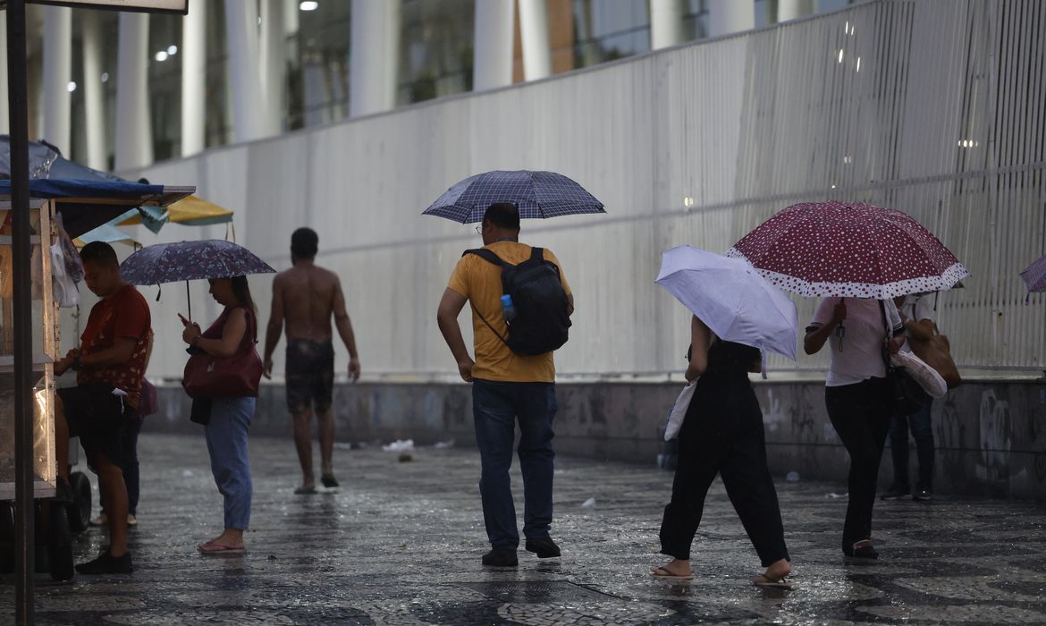 Inmet: maioria das regiões tem alerta de chuvas intensas nesta quarta