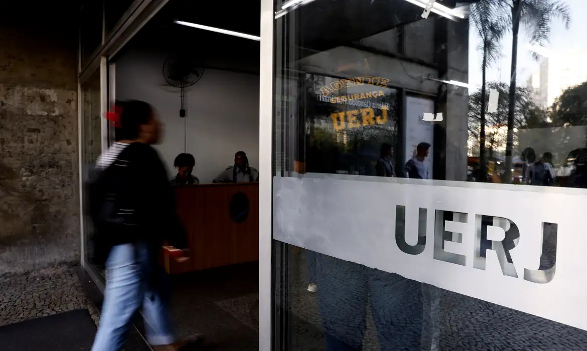 DPU oficia ministérios para que garantam cotas raciais em concursos