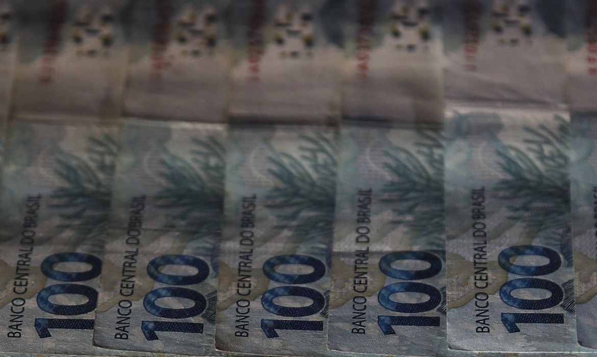 Arrecadação federal bate recorde de R$ 2,89 trilhões em 2025